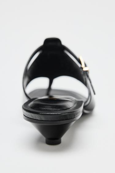 SANDALES À BOUCLE ET TALONS BAS EN CUIR - Noir de Zara - Image 5