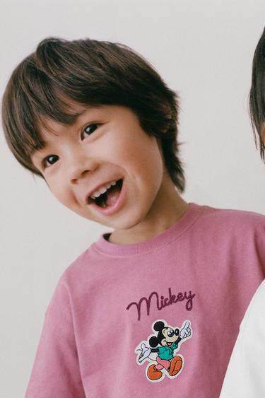 T-SHIRT MIT MICKY MAUS-STICKEREI © DISNEY - Violett von Zara