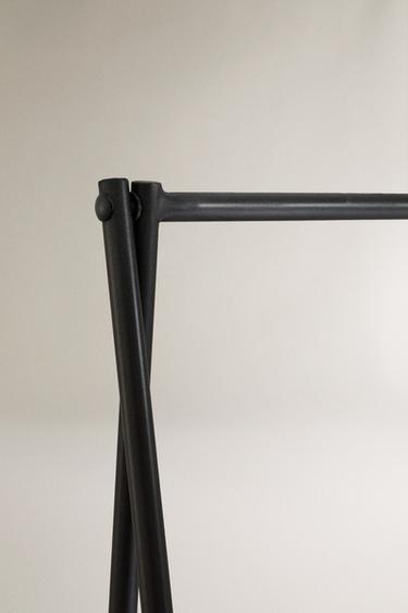 PORTANT DE VÊTEMENTS MÉTAL AVEC BASE - Noir de Zara - Image 2