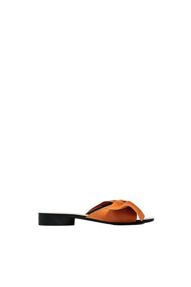 SPLIT SUEDE SLIDES WITH BOW