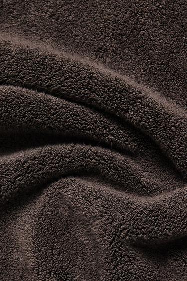 TAPIS DE BAIN TISSU BOUCLÉ DOUX ANTIDÉRAPANT - Marron foncé de Zara