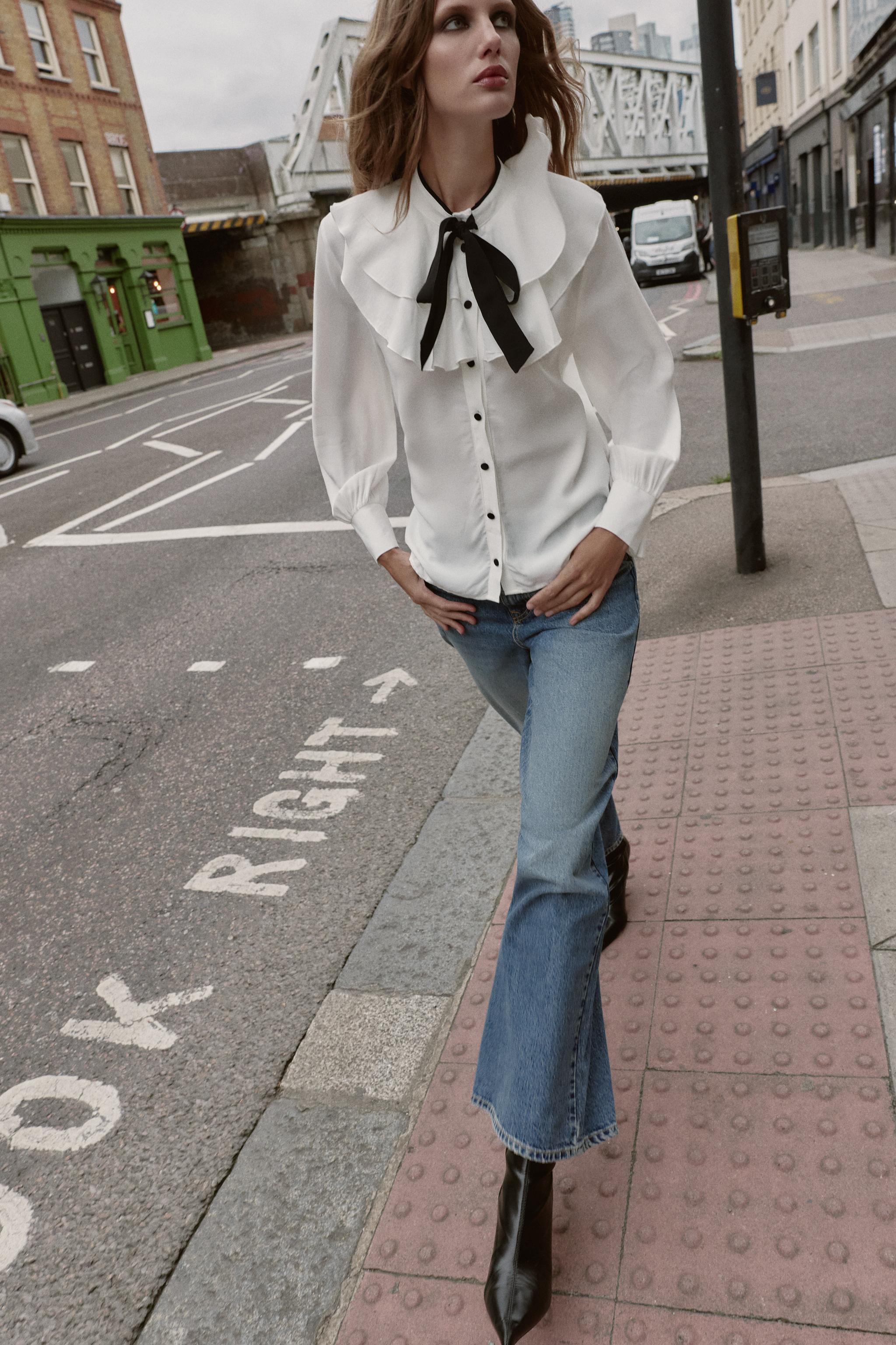 BLOUSE À VOLANTS ET NŒUD CONTRASTANT