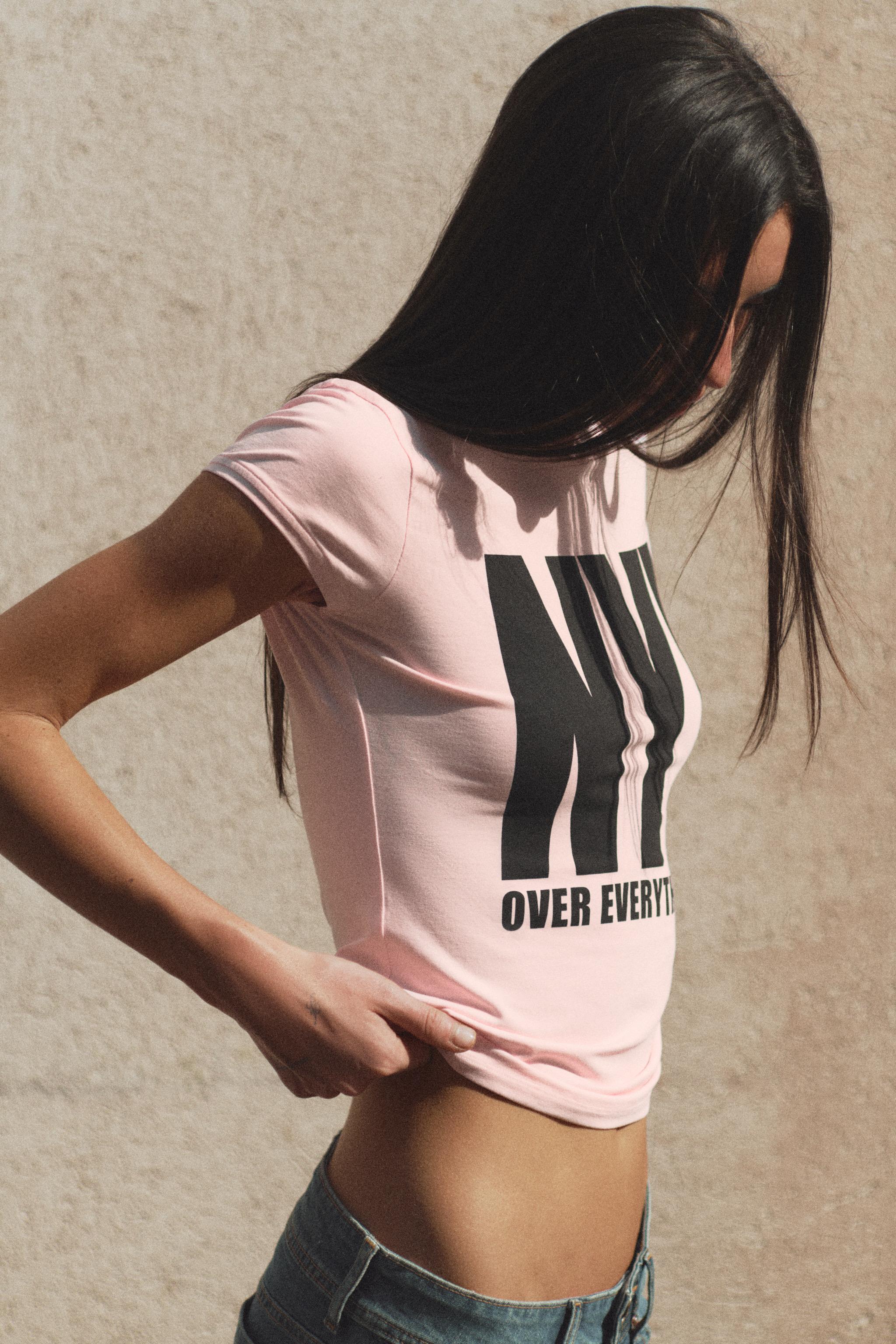 TEXT PRINT SHORT SLEEVE T-SHIRT — Pastel pink