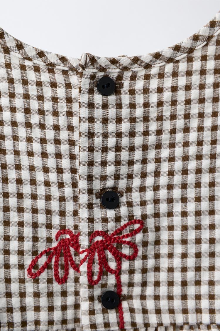 Blusa de cuadros con bordados florales 4