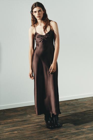 VESTIDO MIDI SATINADO FRUNCES - Marrón oscuro de Zara