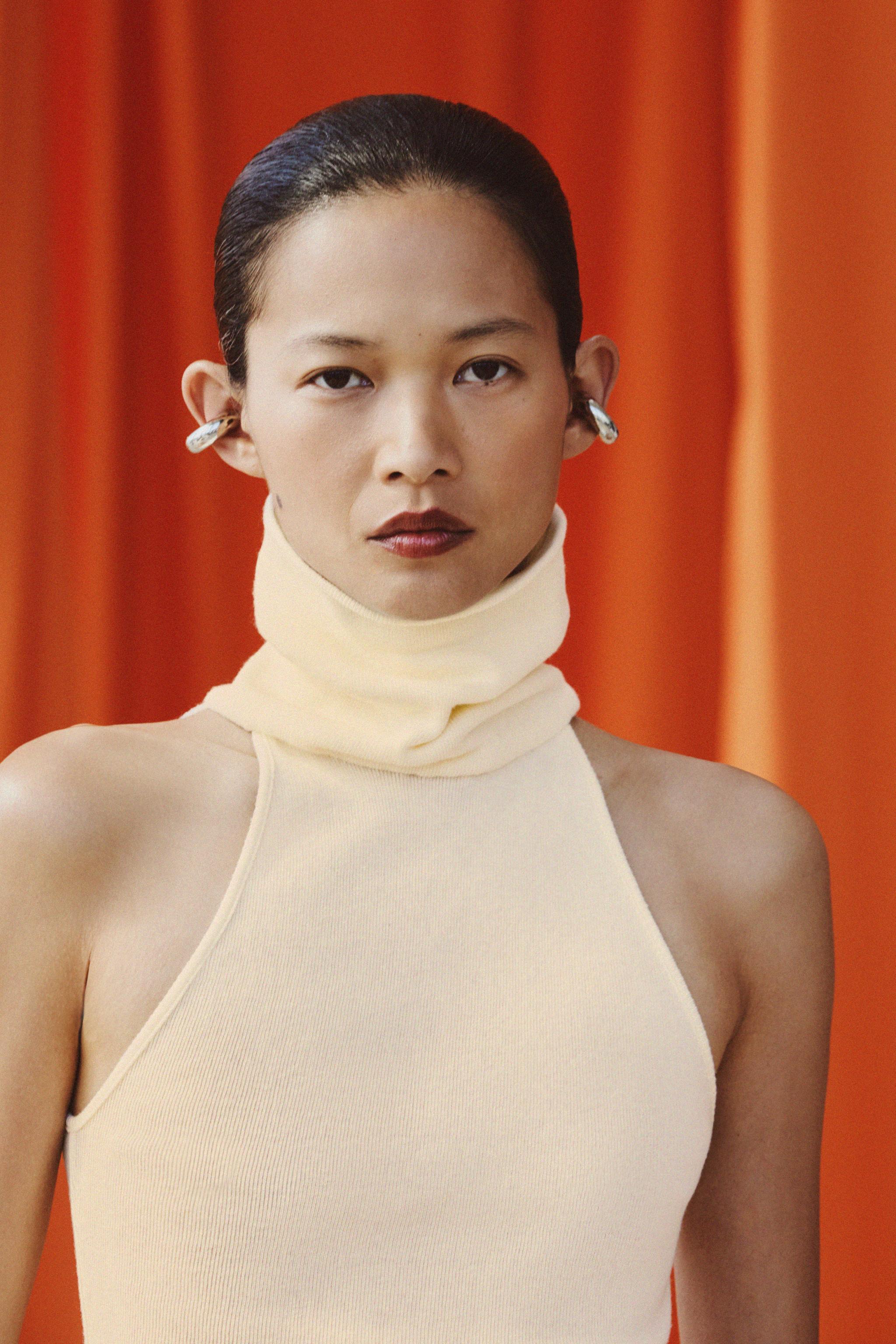 HIGH NECK SLEEVELESS TOP