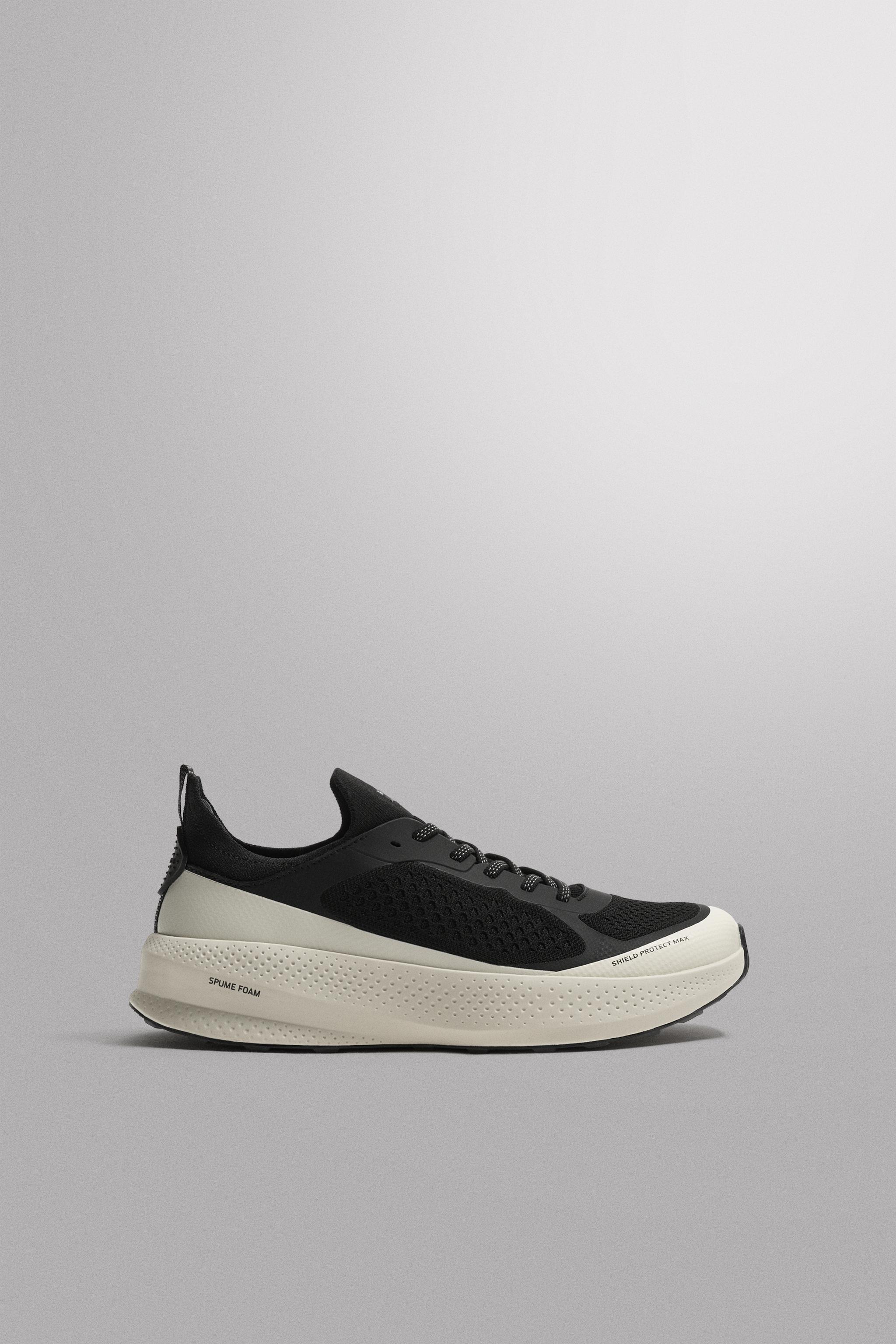 RUNNING SNEAKERS — Black