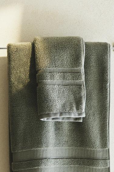 EXTRA SOFT DOUBLE BORDER BATH TOWEL - Greenish by Zara