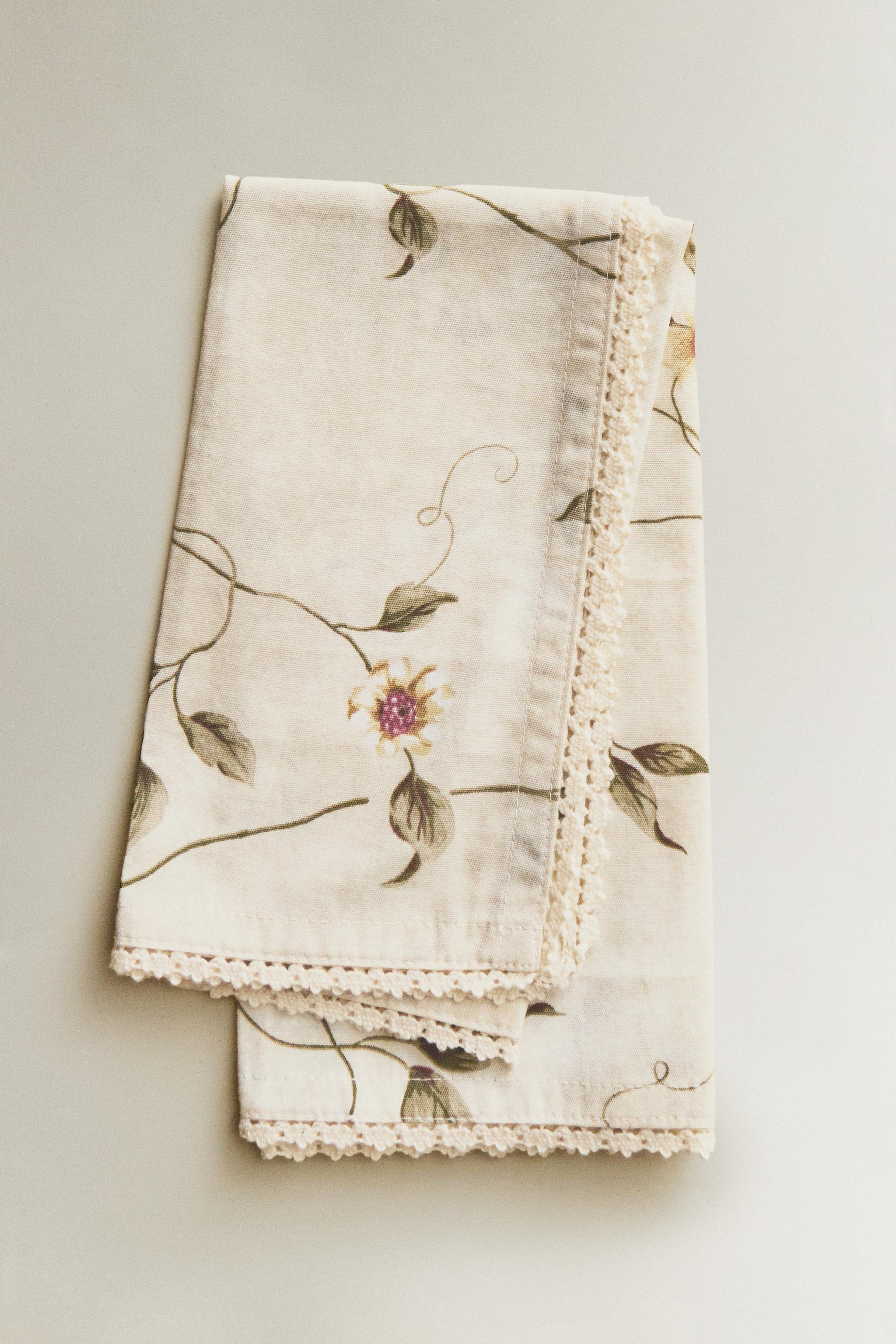 LOT DE 2 SERVIETTES IMPRIMÉ FLORAL ET DENTELLE