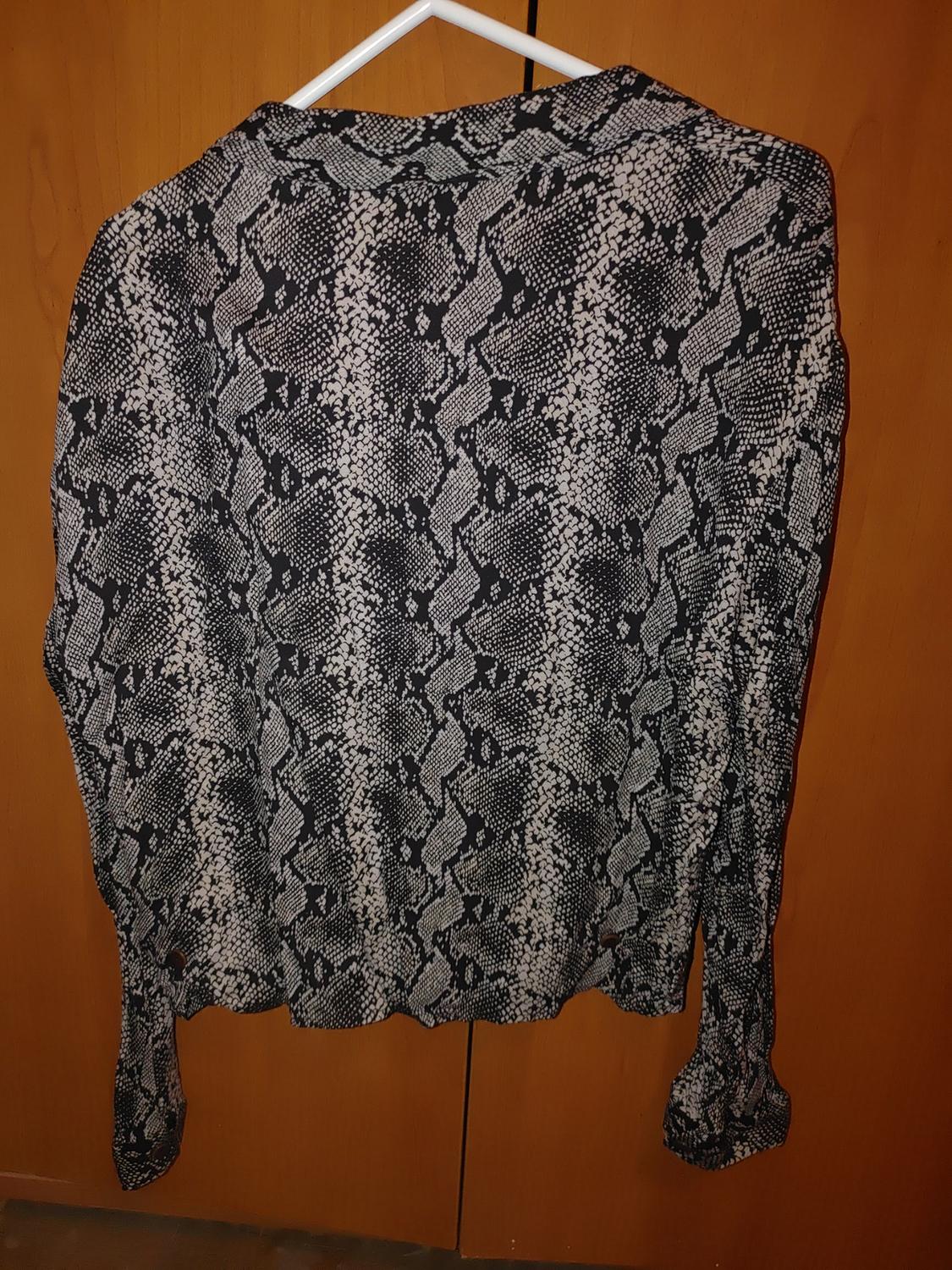 SNAKESKIN PRINT CROPPED SHIRT - Image 2