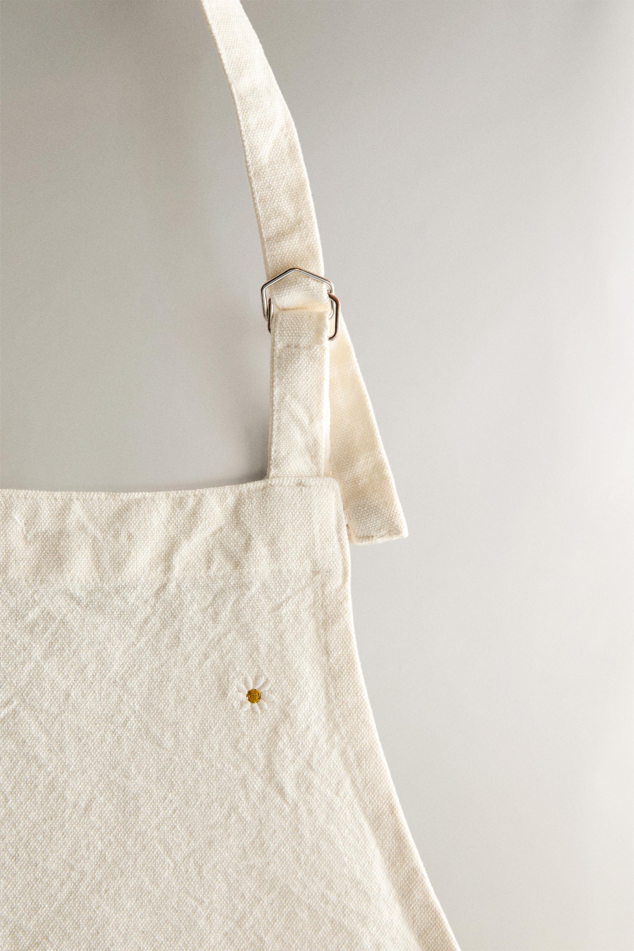EMBROIDERED CLOVER APRON — Greenish