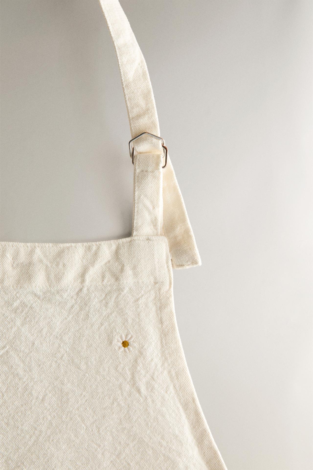 EMBROIDERED CLOVER APRON — Greenish