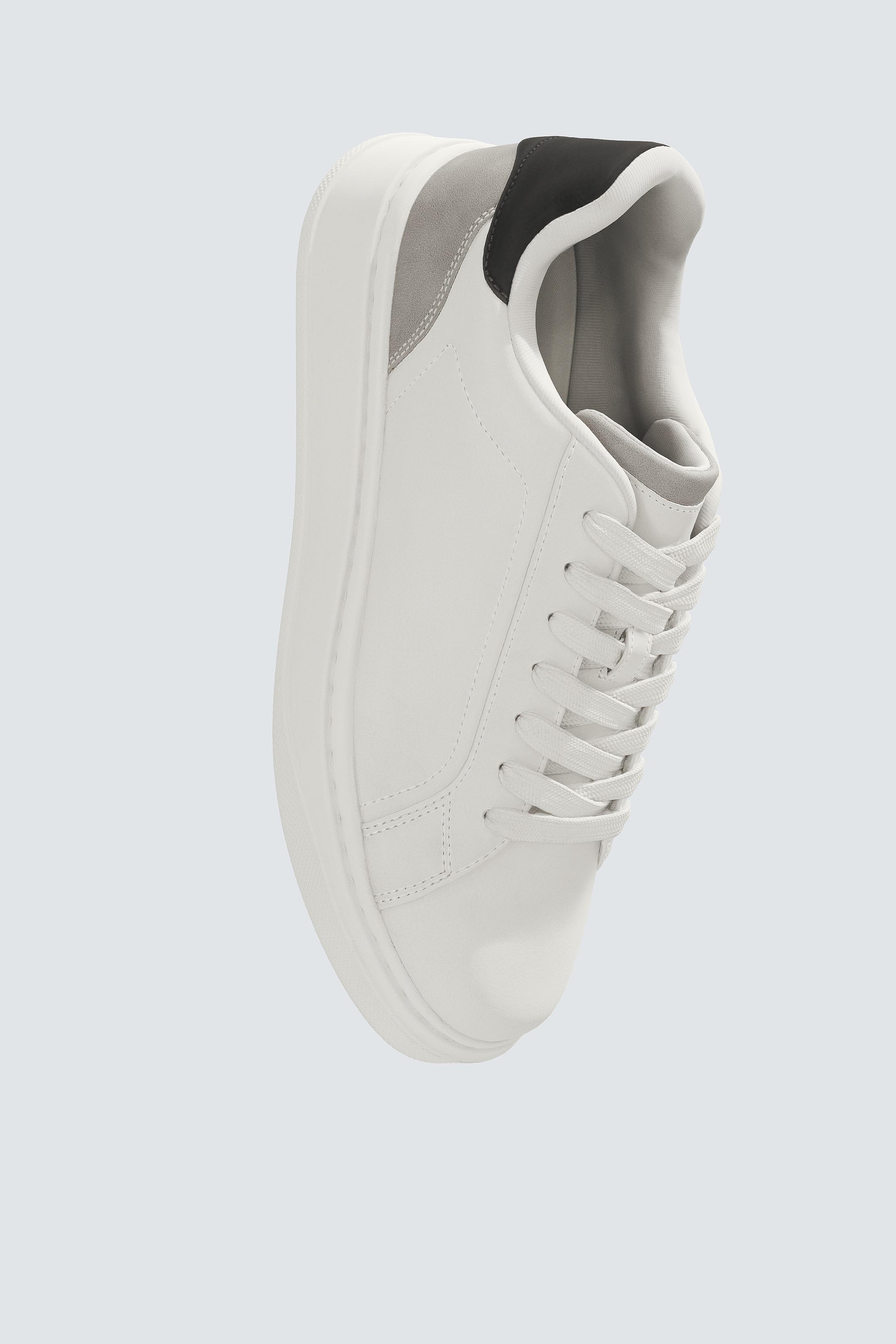 ZAPATILLA DETALLE TALÓN - Negro de Zara