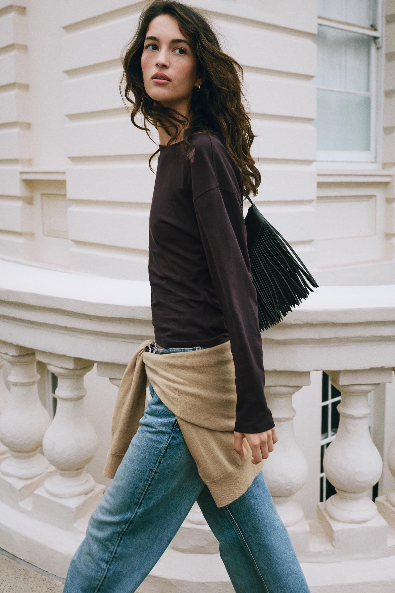 FITTED BOAT NECK T-SHIRT — Dark brown