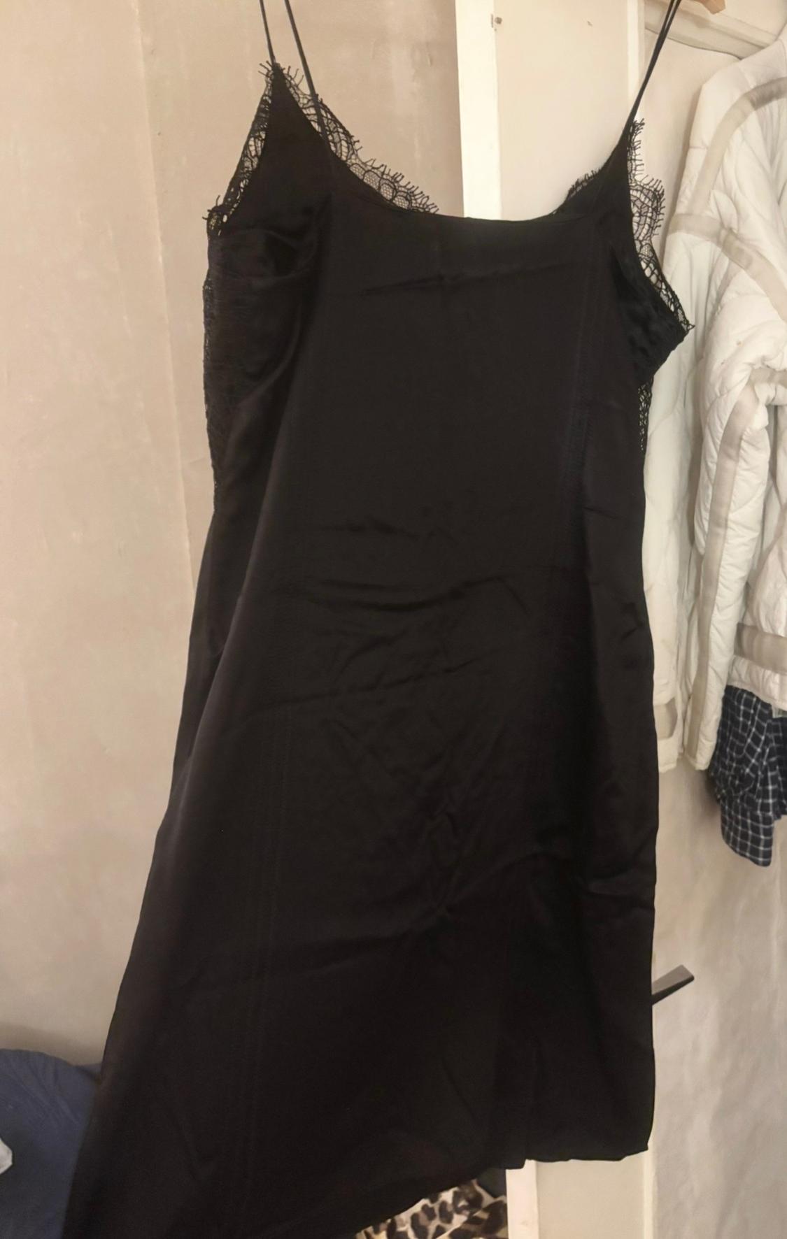 ROBE NOIRE SATINÉE STYLE COMBINAISON - Image 4