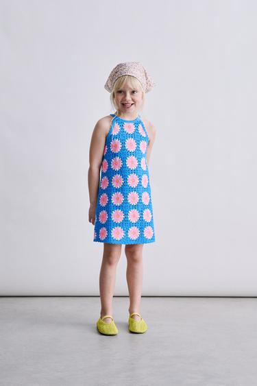 ВЯЗАНОЕ ПЛАТЬЕ КРЮЧКОМ С ЦВЕТАМИ — СИНИЙ ЭЛЕКТРИК от Zara