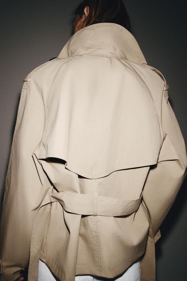 Chaqueta corta tipo trench con hombreras y cinturón 3
