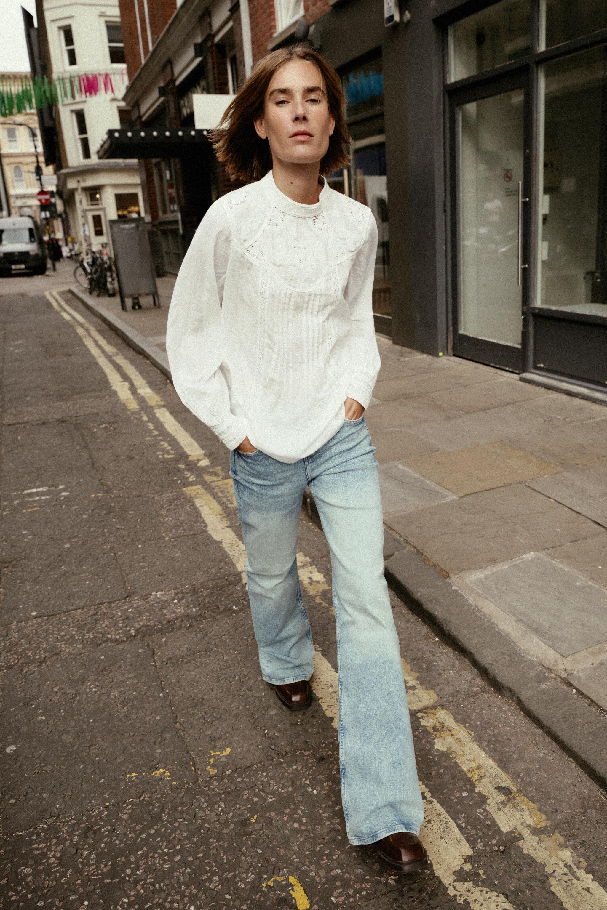 BLUSA BORDADO FLORES Blanco ZARA España - Main Image