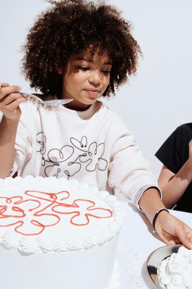 ТОЛСТОВКА С ЦВЕТОЧНЫМ ШНУРКОМ — ЭКРЮ от Zara