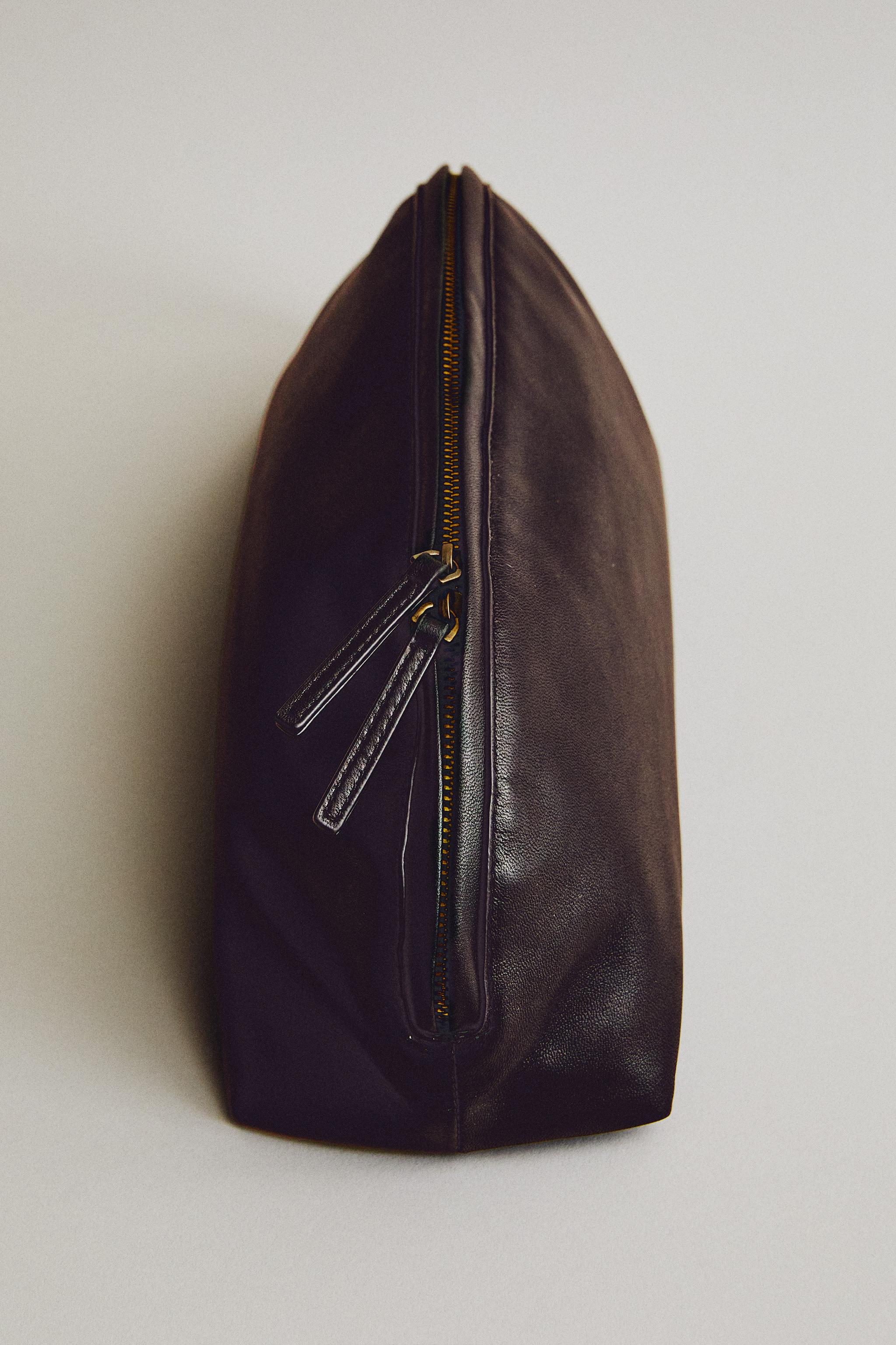 TROUSSE DE TOILETTE CUIR NAPPA GRAND FORMAT DEMI-LUNE, PIED DAIM