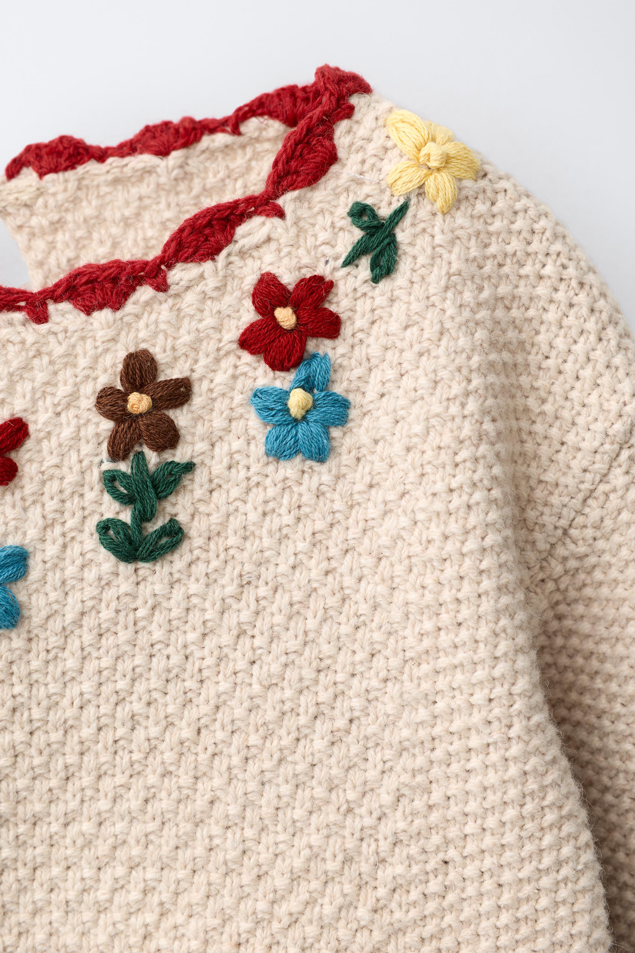 PULL EN MAILLE À FLEURS BRODÉES