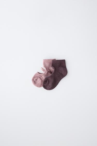 PACK DOS CALCETINES CORTOS HUELLAS ANTIDESLIZANTES - Rosa / Malva de Zara