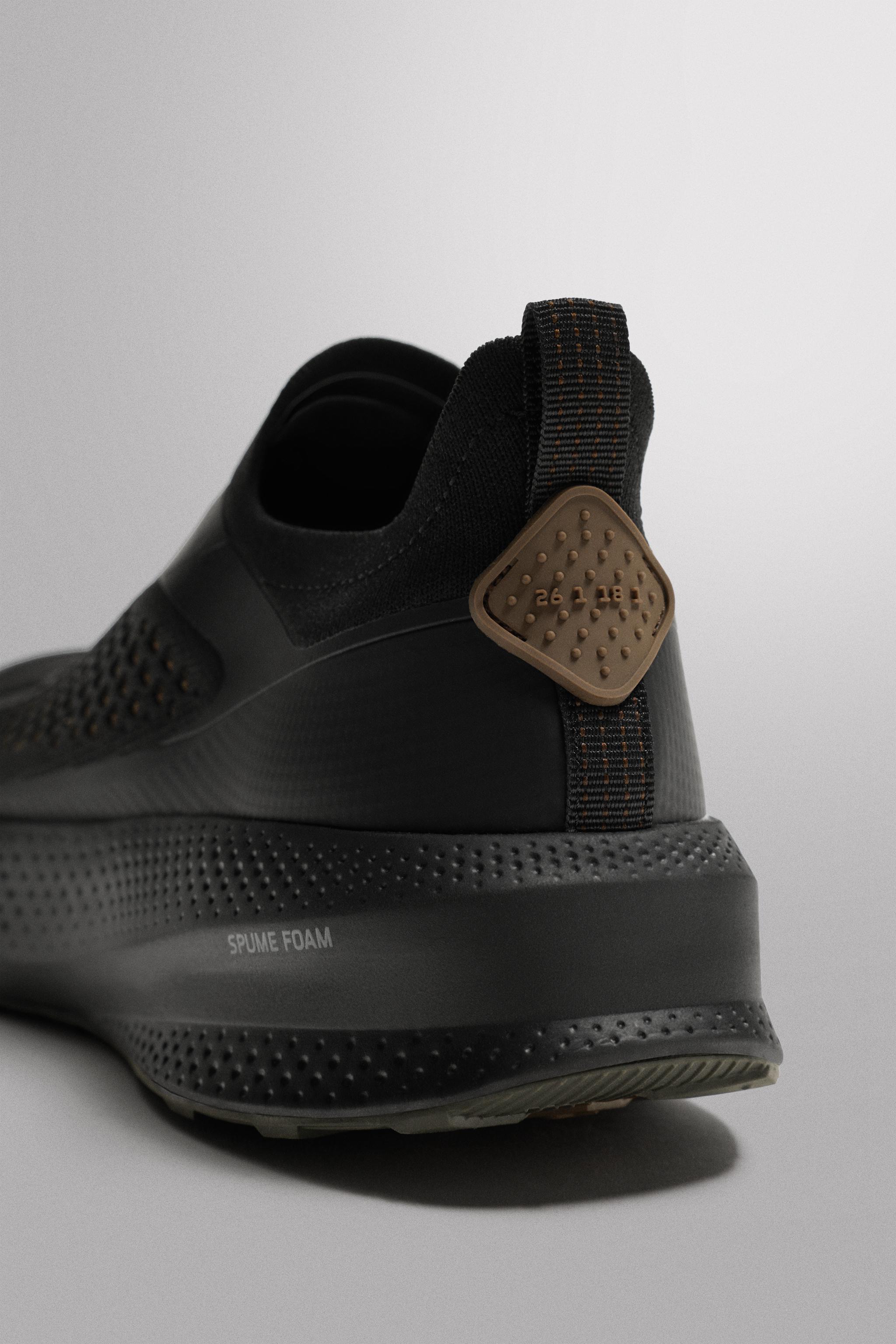 TRAIL  RUNNING SNEAKERS