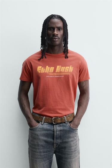 T-SHIRT IN VERWASCHENEM LOOK MIT SCHRIFTZUG - Rot von Zara