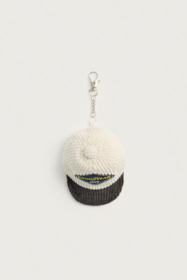 GOODYEAR© PATCH CAP KEYCHAIN - Ecru by Zara