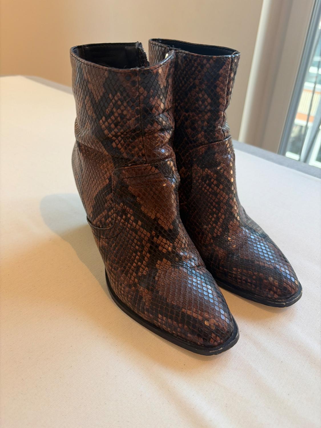 ZARA WOMAN SHOES, ANIMAL PRINT WITH BLACK HEEL. - Image 3