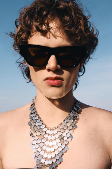 NÁHRDELNÍK S KOVOVÝMI PLÍŠKY - Stříbrná od Zara