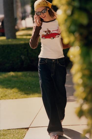 טי שירט פלאמה איור Gremlins™ & © X Dylan´s T-Shirt Club X Zara - חום/לבן של Zara