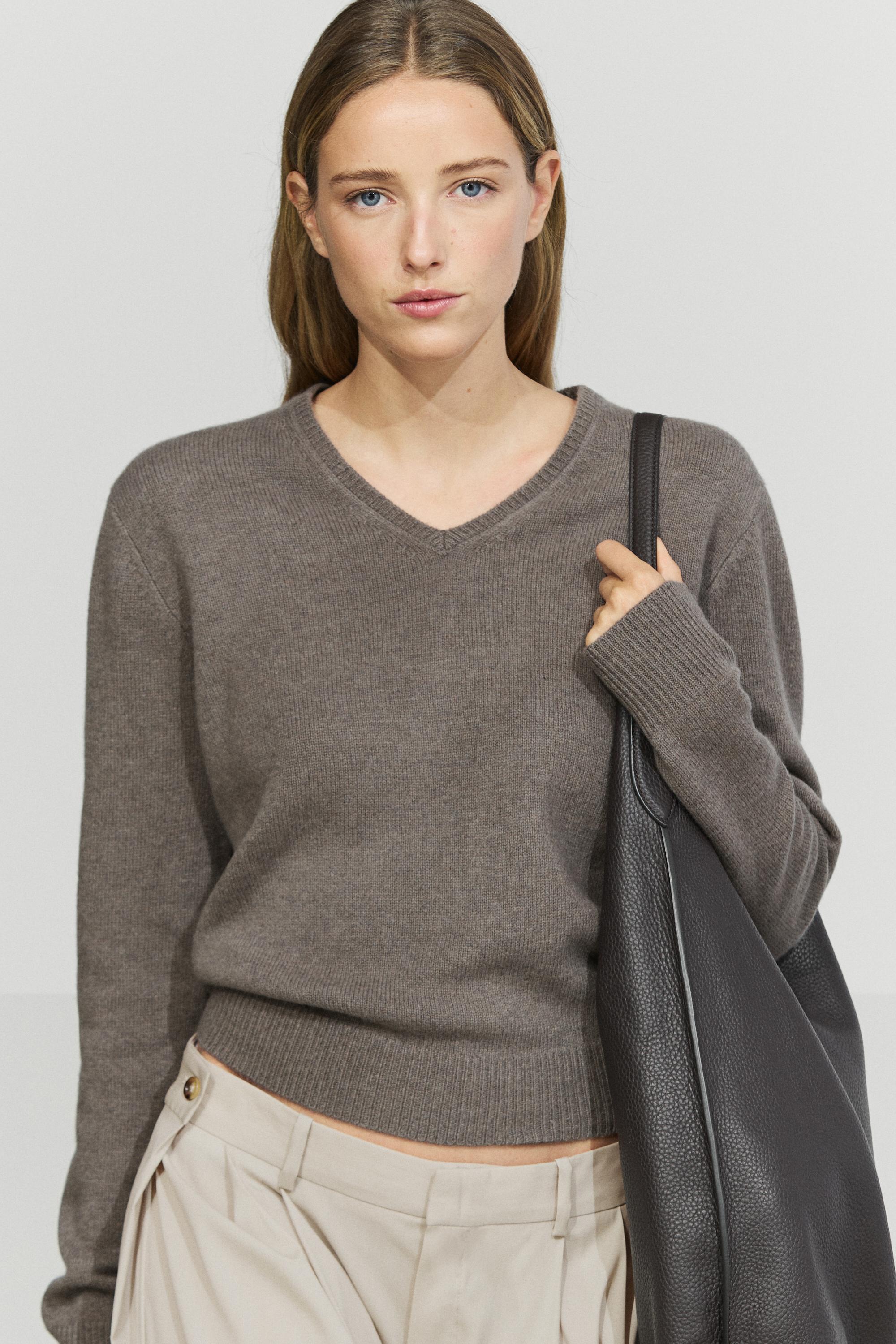 100% wool V-neck knit sweater