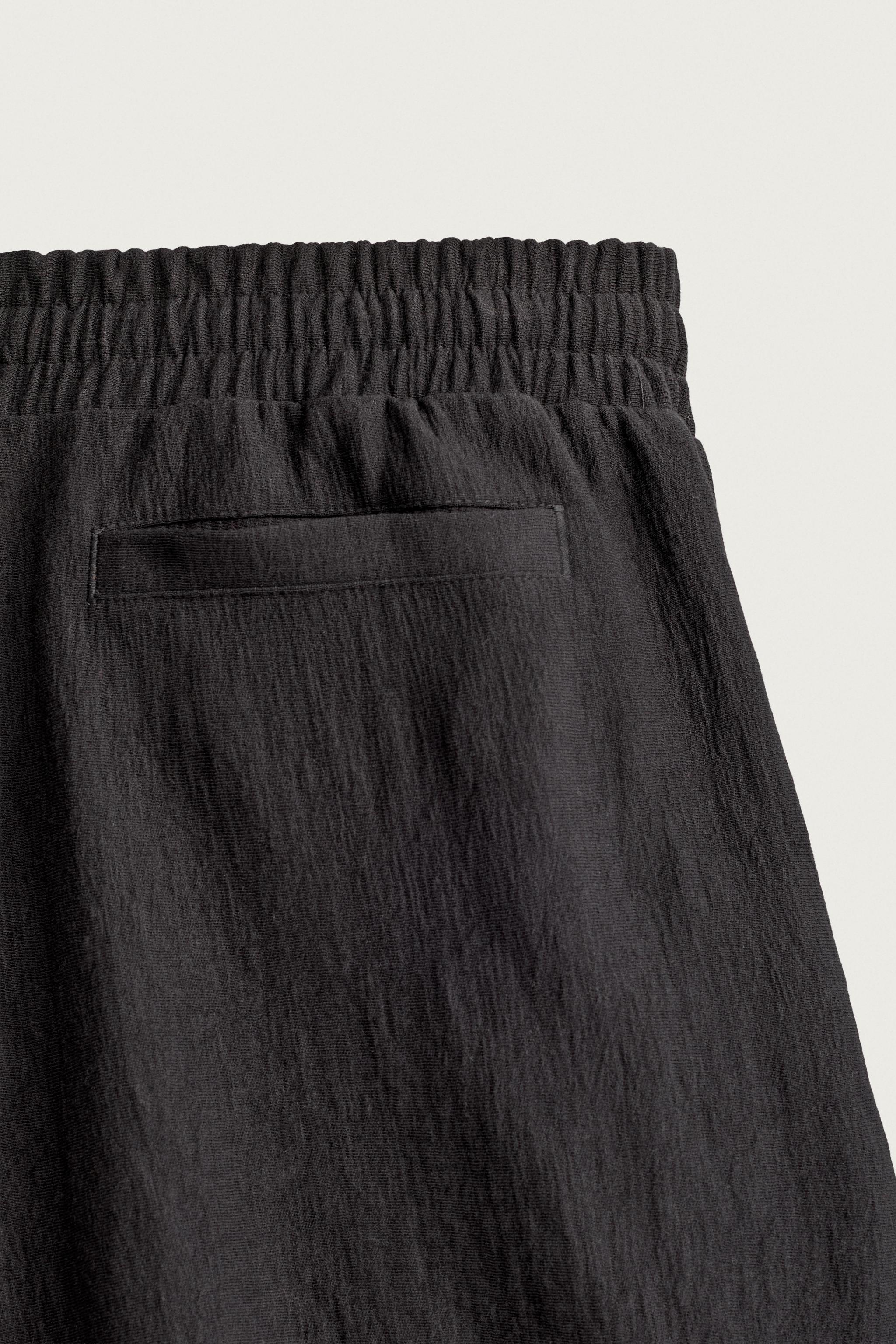 TEXTURED JOGGER SHORTS