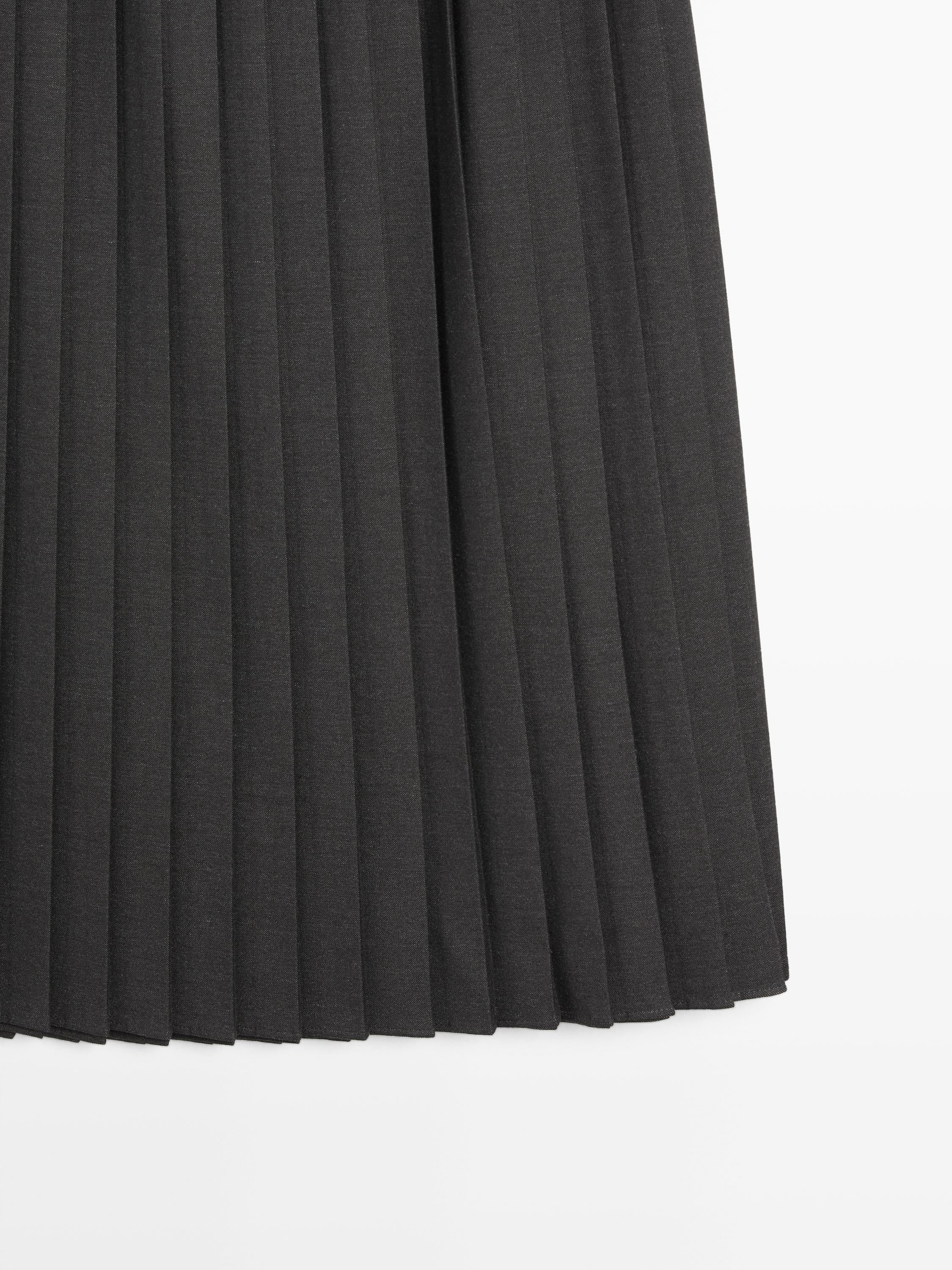 Pleated midi skirt with appliqué