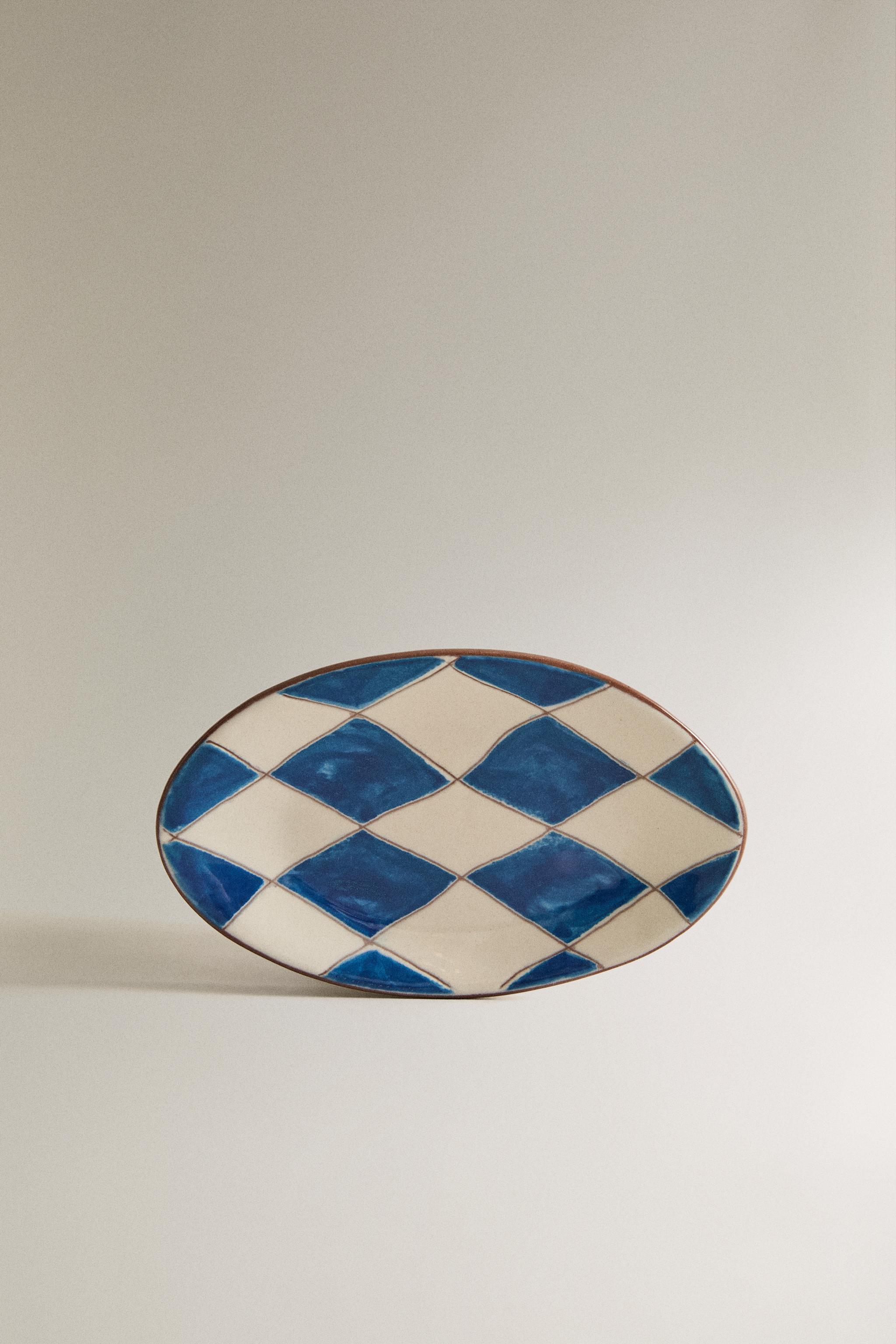 BLUE DIAMOND CERAMIC BATHROOM SOAP DISH — Blue / White