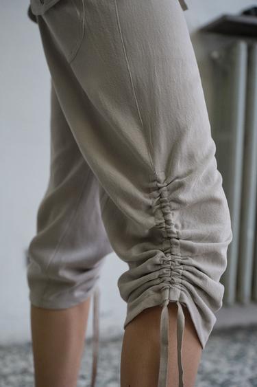 PANTALON CAPRI À PLIS - Gris clair de Zara - Image 4