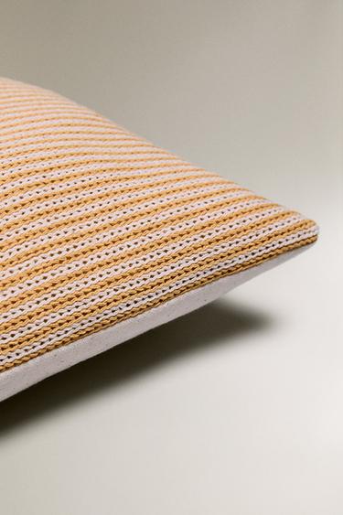 COUSSIN ENFANT BRODÉ LETTRE T - Jaune de Zara - Image 4