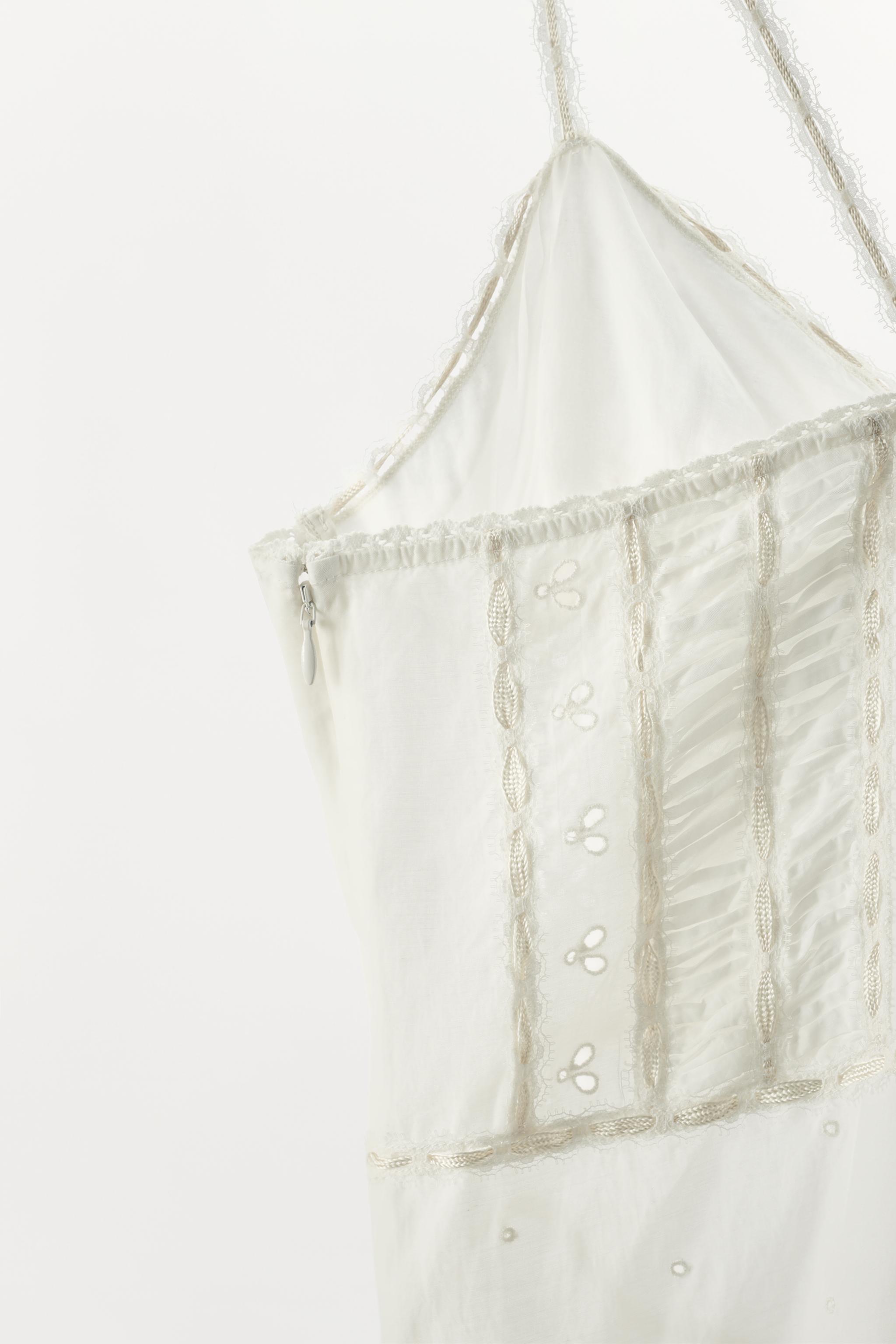 ROBE COURTE À NŒUDS ET VOLANTS