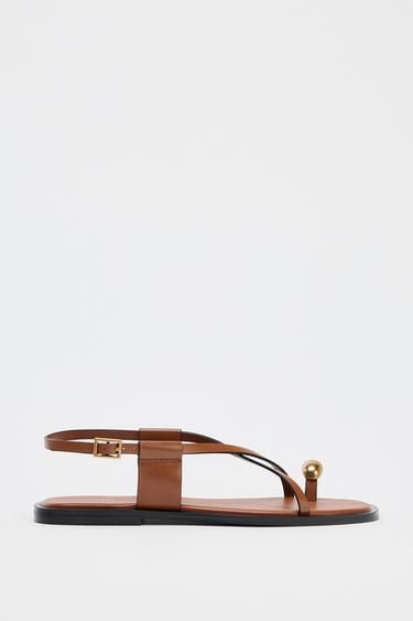 FLADE SANDALER MED REMME OG METALPYNT - Brun fra Zara