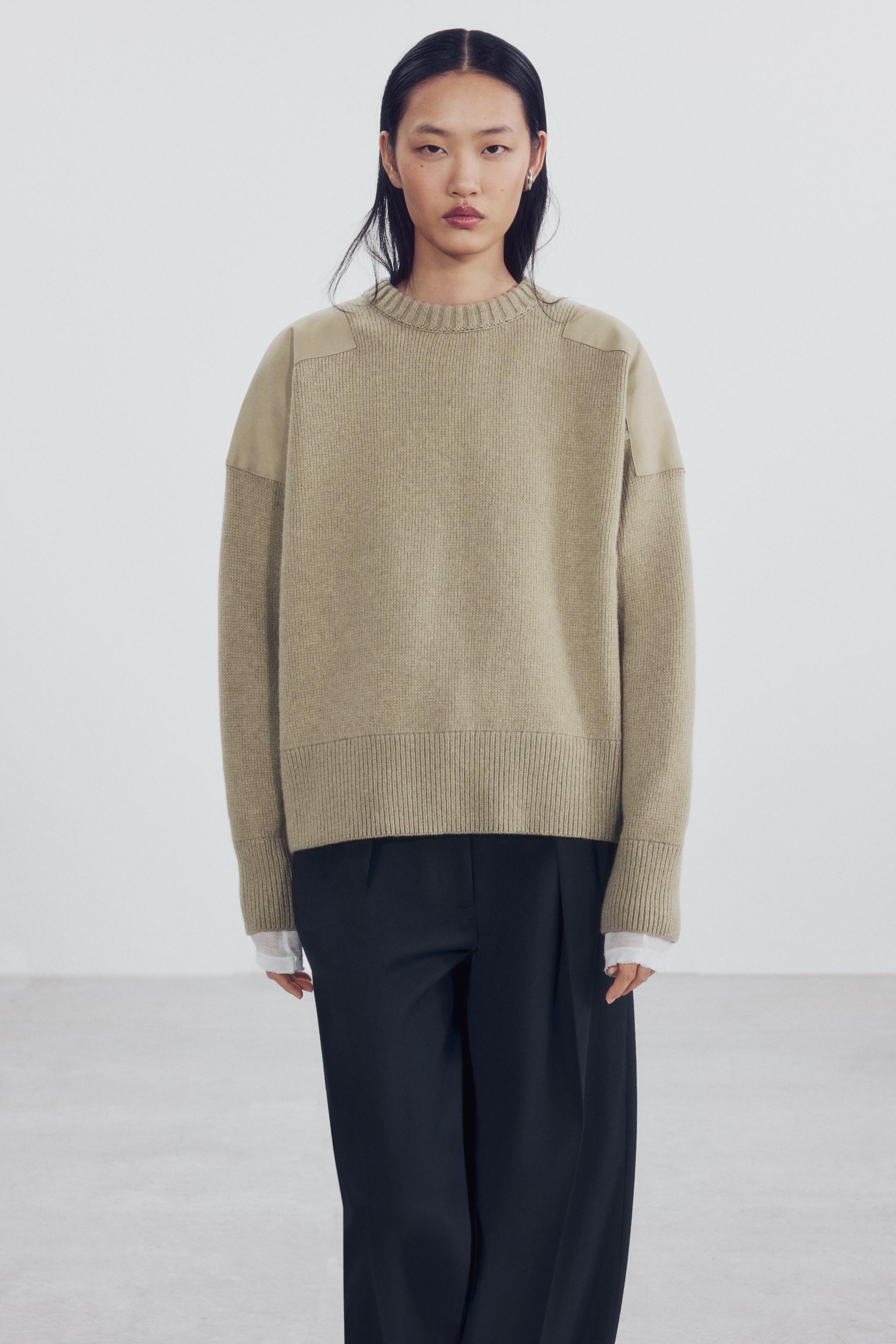 PULL AVEC LAINE ÉPAULES COMBINÉES