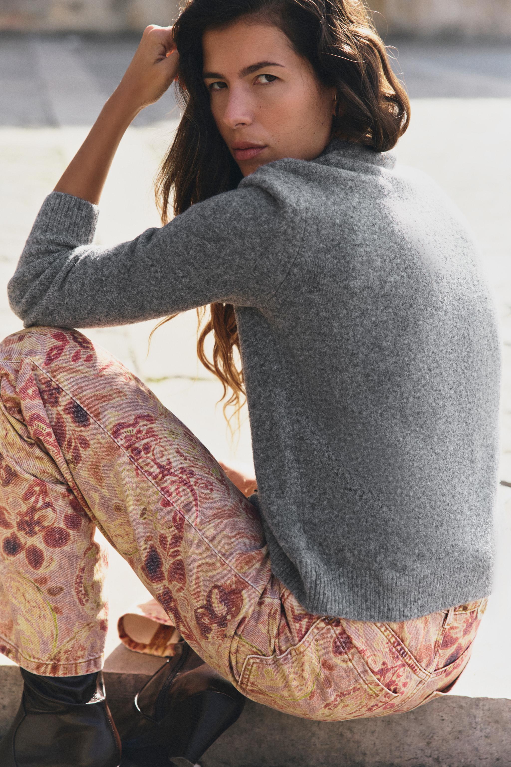 CARDIGAN WITH BUTTON AND RUFFLE CLOSURE