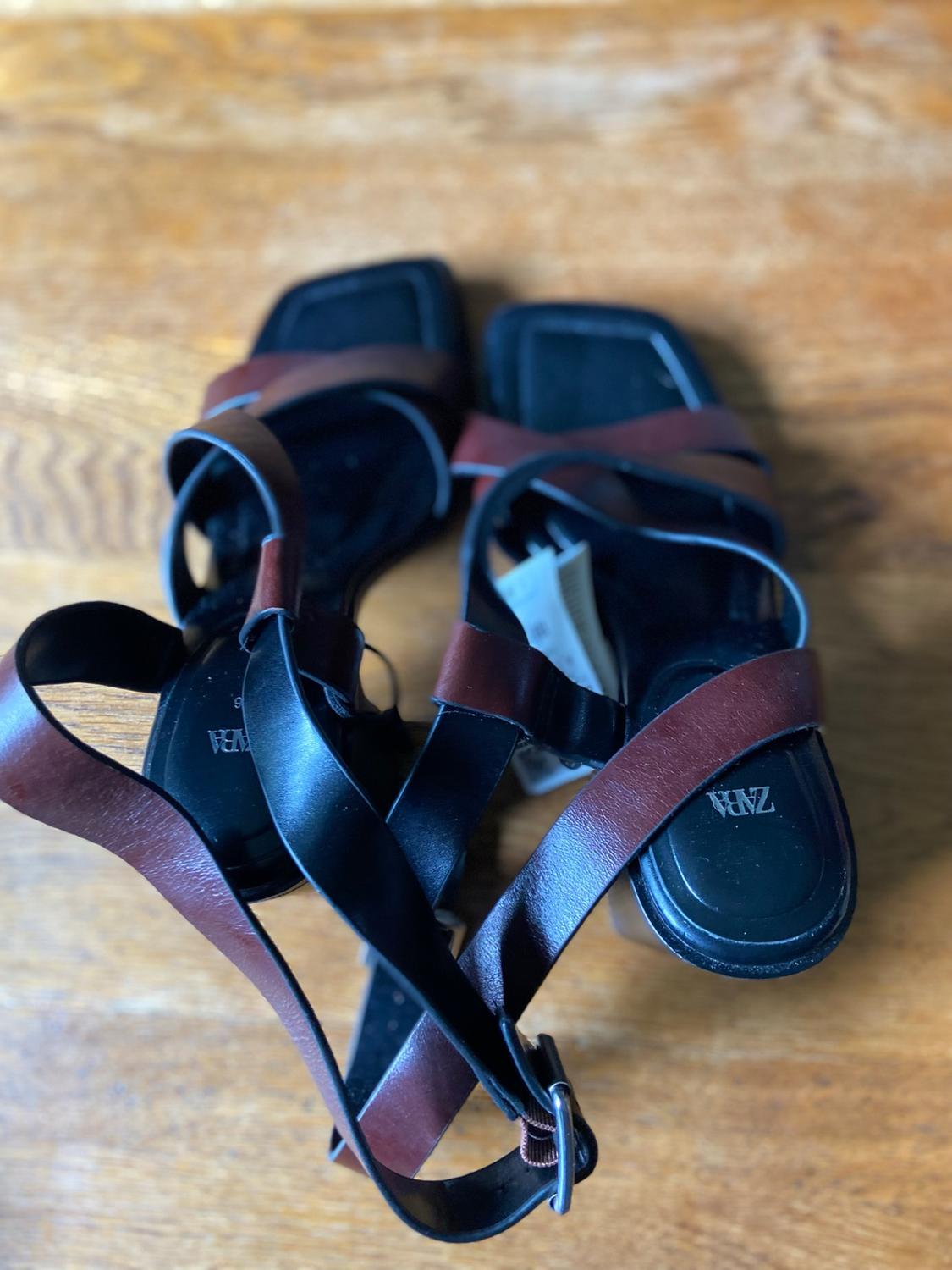 LEATHER STRAPPY SANDALS WITH BLOCK HEEL - Image 5