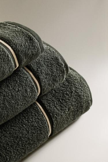 SERVIETTE DE BAIN FESTON BRODÉ - Vert foncé de Zara - Image 1
