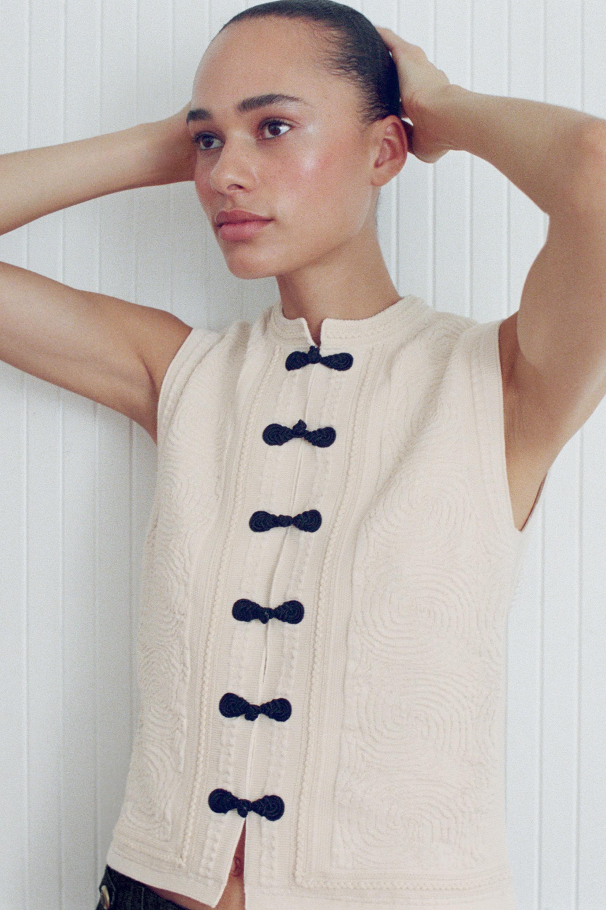 CONTRASTING FROG FASTENING KNIT VEST