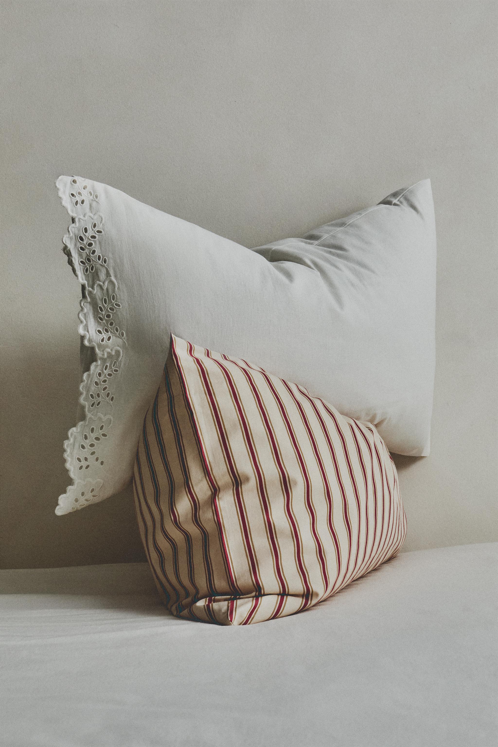 TAIE D’OREILLER BRODERIE FESTON
