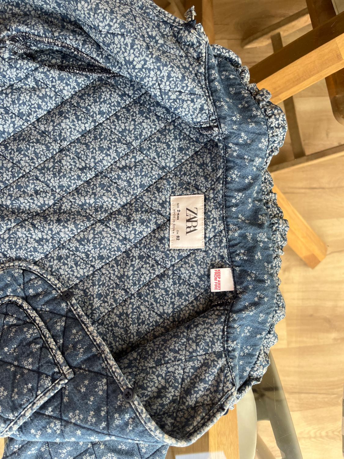 CHAQUETA AZUL ESTAMPADO FLORES - Image 4