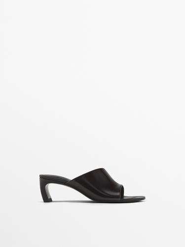 Chaussures à talon type mules en cuir - Marron de Zara