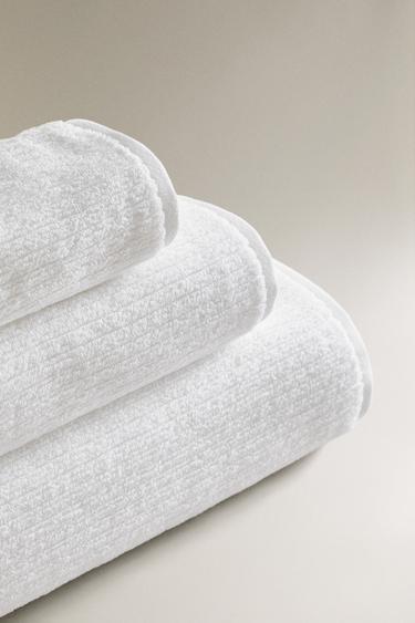SERVIETTE DE BAIN TEXTURE CÔTELÉE - Blanc de Zara - Image 1