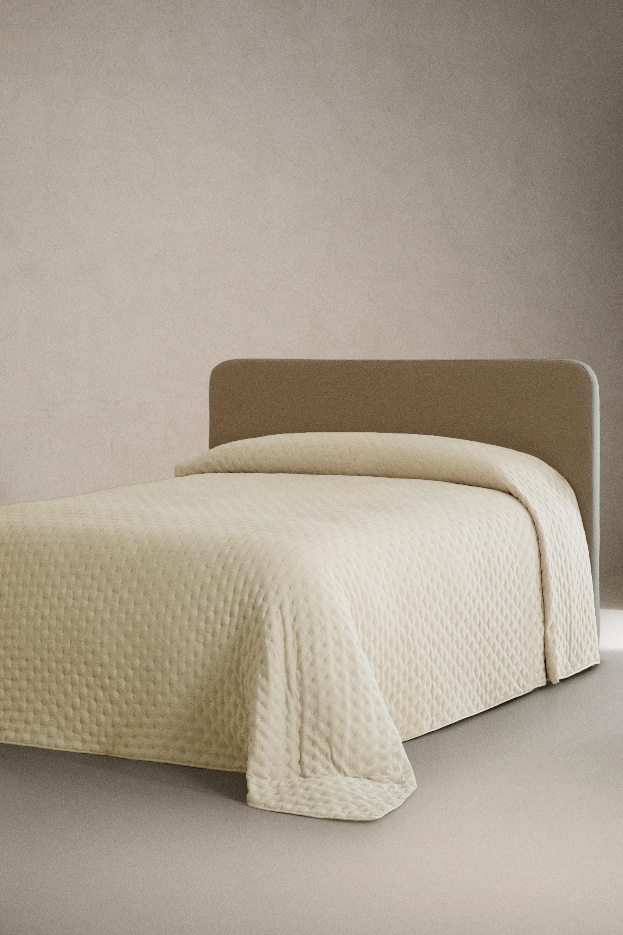QUILTED QUILT WITH DOTS — Ecru